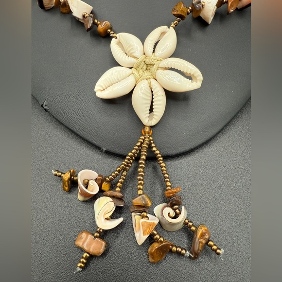 Vintage Shell and Bead Necklace in Brown and Cream - Picture 4 of 17